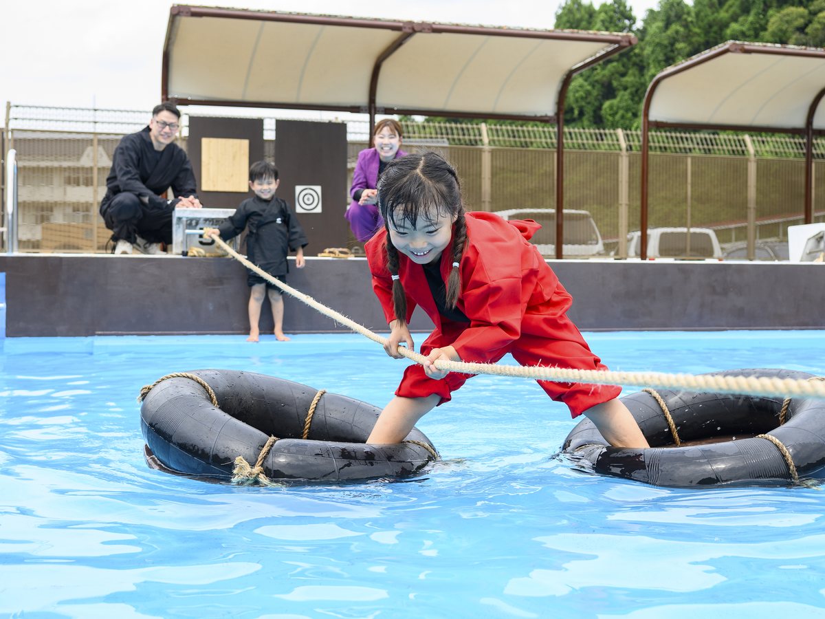 水蜘蛛に挑戦する忍者衣装の子ども
