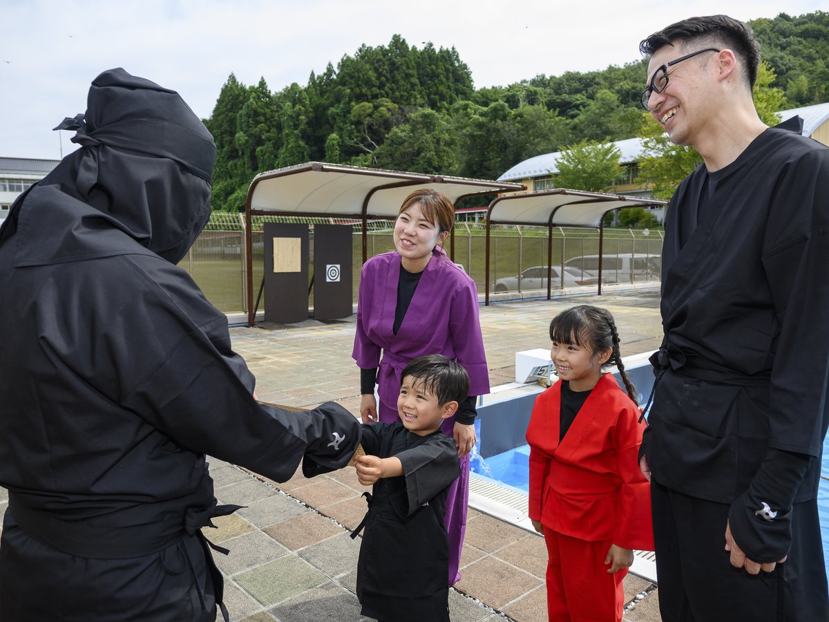 忍者スタッフから説明を受ける家族