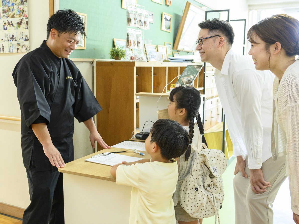 かなさ笑楽校で受付をする様子