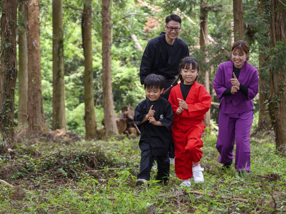 里山を忍者歩きで進む家族