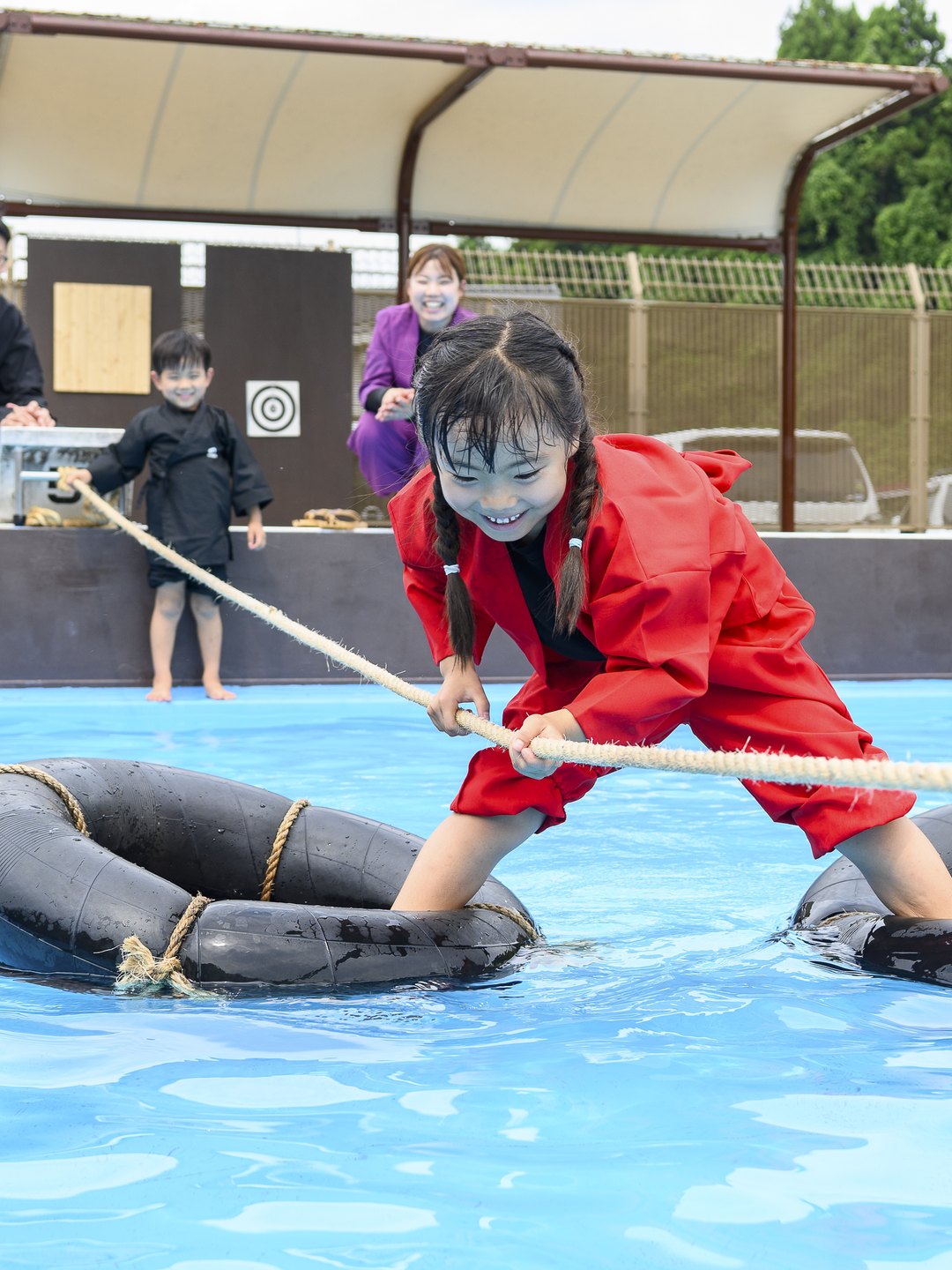 水蜘蛛に挑戦する赤い忍者衣装の子ども